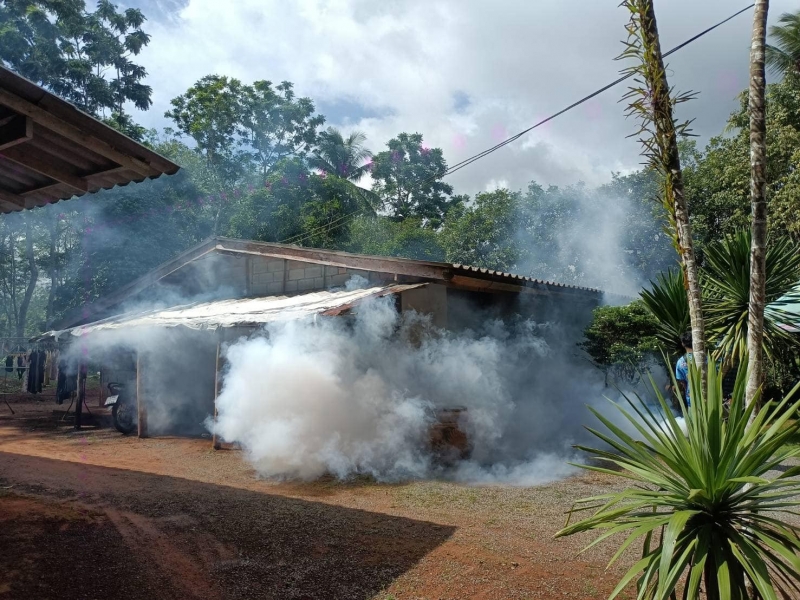 วันจันทร์ ที่ 31 กรกฎาคม 2566 นายอภินันท์ ชนะภัย นายกเทศมนตรีตำบลกะปาง มอบหมายให้งานสาธารณสุข ลงพื้นที่ มอบสเปรย์ฉีดยุง โลชั่นทากันยุง และฉีดพ่นหมอกควันเพื่อกำจัดยุงลาย ให้แก่บ้านผู้ป่วยโรคไข้เลือดออก ม.6 ตำบลกะปาง