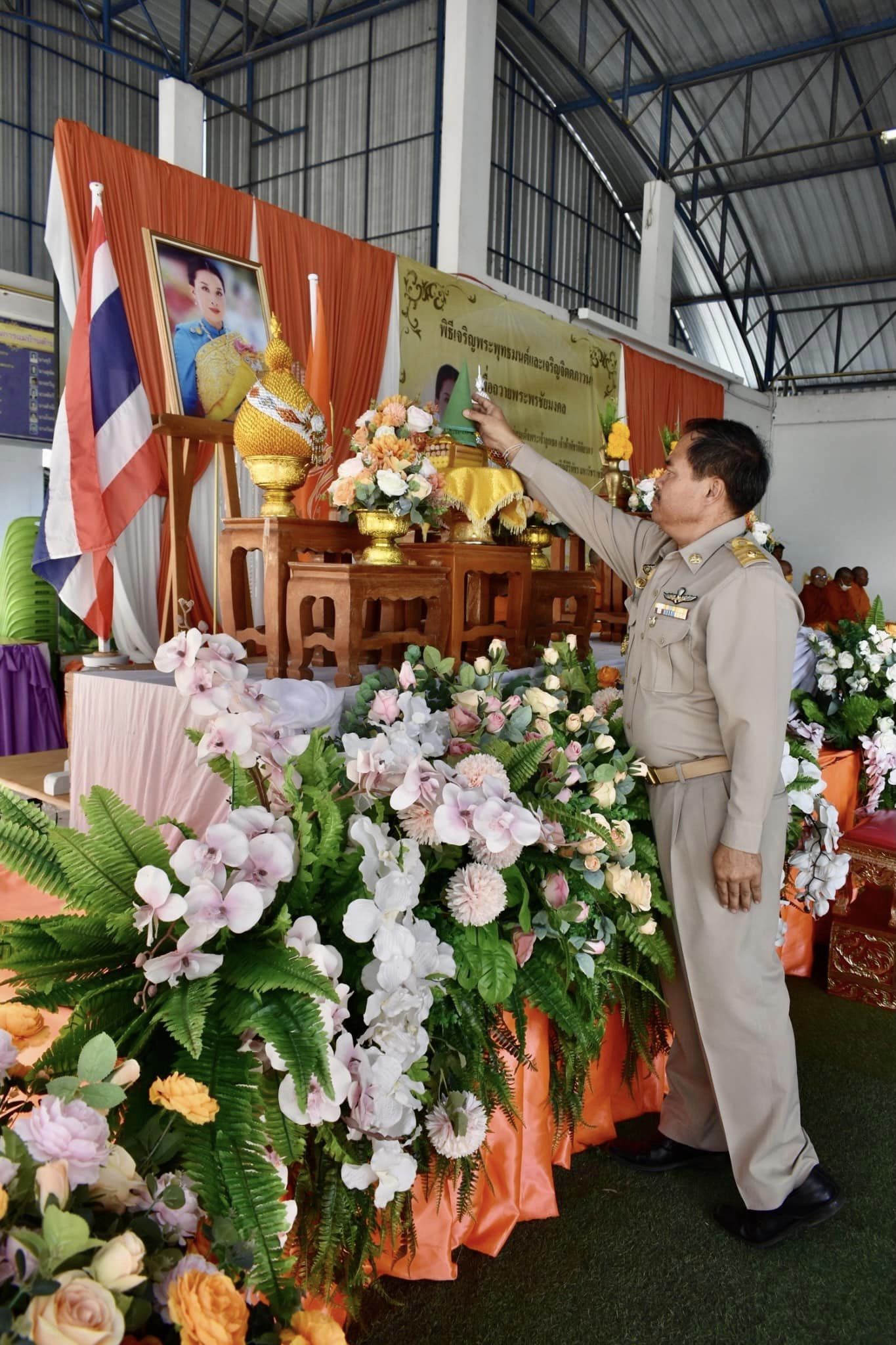 เทศบาลตำบลกะปางจัดพิธีสวดเจริญพระพุทธมนต์ ถวายองค์ภา ให้หายจากพระอาการประชวร วันที่ 12 มกราคม 2566 เวลา 13.15 น. นายอภินันท์ ชนะภัย นายกเทศมนตรีตำบลกะปาง เป็นประธานเปิดกรวยกระทงธูปเทียนแพ หน้าพระบ