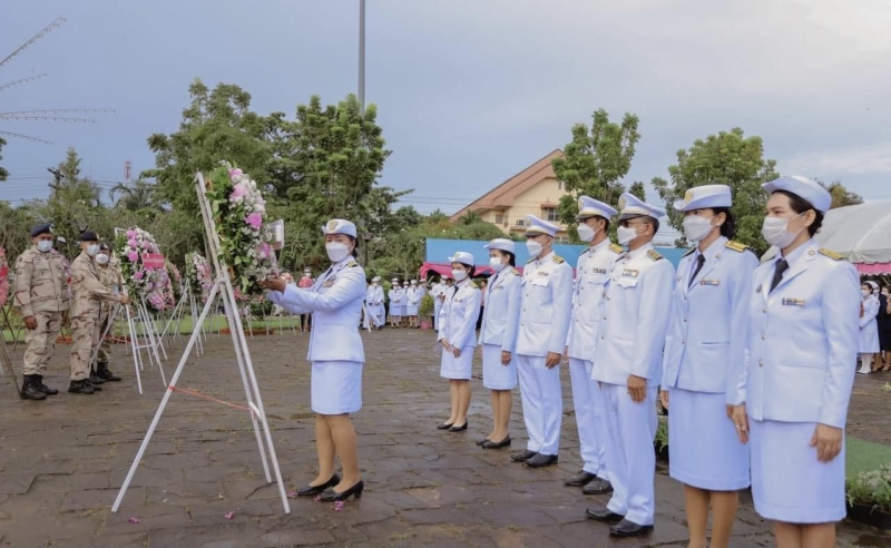 🙏🏻น้อมรำลึก "สมเด็จพระปิยมหาราช"🙏🏻

🗓️เมื่อวันที่ 23ตุลาคม 2565 เวลา 09.00 น. นายอภินันท์ ชนะภัย นายกเทศมนตรีตำบลกะปาง มอบหมายให้ นางสาวกัลญา รอดแก้ว รองปลัดเทศบาล พร้อมด้วยพนักงานเทศบาลตำบลกะปาง ร่วมพิธีถวายพวงมาลาสักการะพระบรมราชานุสาวรีย์ พระบาทสมเด็จพระจุลจอมเกล้าเจ้าอยู่หัว รัชกาลที่ ๕ ณ บริเวณลานพระบรมรูปรัชกาลที่ ๕ สวนสาธารณเฉลิมพระเกียรติ ๖ รอบพระชนมพรรษา เทศบาลเมืองทุ่งสง ต.ปากแพรก อ.ทุ่งสง จ.นครศรีธรรมราช เนื่องใน"วันปิยมหาราช" ๒๓ ตุลาคม ๒๕๖๕ เพื่อน้อมรำลึกถึงพระมหากรุณาธิคุณ ที่ทรงปฏิบัติพระราชกรณียกิจเพื่อประโยชน์สุขแก่ปวงชนชาวไทยตลอดมา

โดยมี นาย ถิรนาถ เอสะนาชาตัง นายอำเภอทุ่งสง เป็นประธานในพิธีฯ

📌#วันปิยมหาราช ตรงกับวันที่ ๒๓ ตุลาคม ของทุกปี เป็นวันคล้ายวันสวรรคตของพระบาทสมเด็จพระจุลจอมเกล้าเจ้าอยู่หัว เนื่องจากพระองค์ทรงเป็นที่รักใคร่อย่างล้นเหลือของพสกนิกรทั้งชาวไทยและชาวต่างประเทศ พระองค์จึงได้รับการถวายพระราชสมัญญานามว่า "สมเด็จพระปิยมหาราช" ซึ่งมีความหมายว่า "พระมหากษัตริย์ที่ทรงเป็นที่รักยิ่งของปวงชน" ด้วยความสำนึกในพระมหากรุณาธิคุณ รัฐบาลจึงได้ประกาศให้วันที่ ๒๓ ตุลาคม เป็น "วันปิยมหาราช"

#วันปิยมหาราช

#ประชาสัมพันธ์เทศบาลตำบลกะปาง