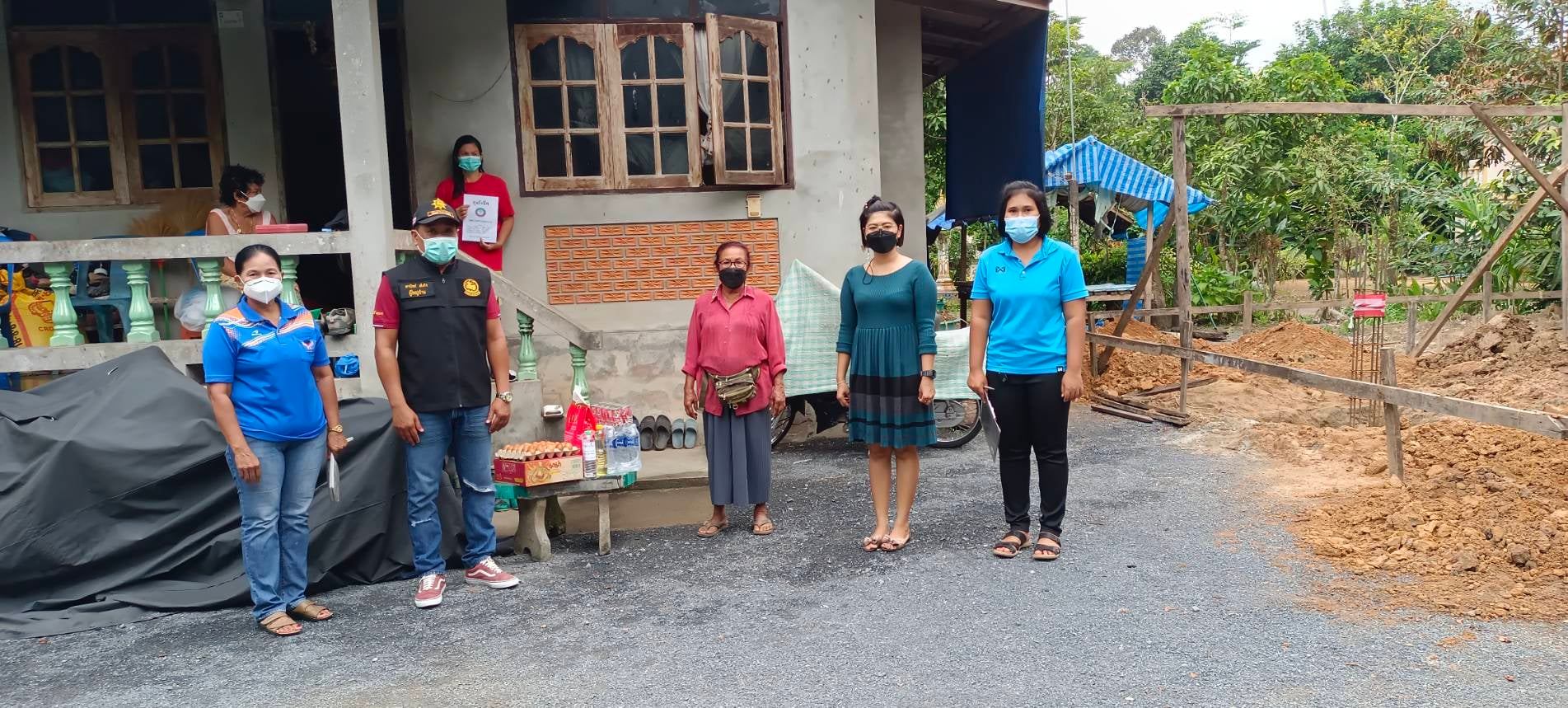 วันศุกร์ที่ 17 ธันวาคม 2564 เวลา 13.30 น. งานสาธารณสุข ได้รับมอบหมายจาก นายอภินันท์ ชนะภัย นายกเทศมนตรีตำบลกะปาง เข้ามอบถุงยังชีพเพื่อบรรเทาความเดือดร้อนแก่ประชาชนผู้ที่ได้รับคำสั่งกักตัว 14 วัน