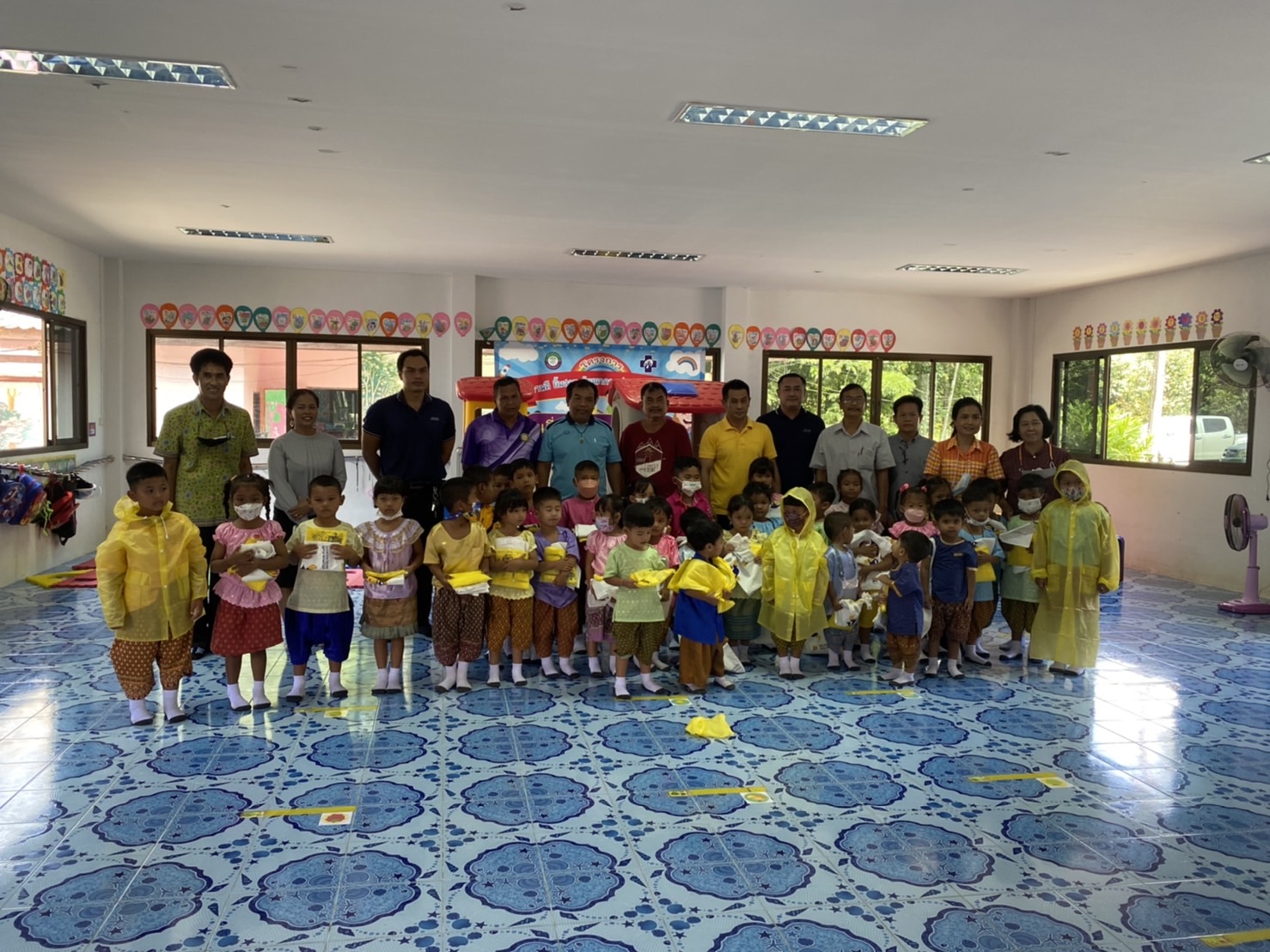 เทศบาลตำบลกะปาง ขอขอบคุณบริษัท เทเวศประกันภัย จำกัด (มหาชน) นำโดย นายชัยนันท์ ยังอุ่น ผู้จัดการบริษัทและนายแสนศักดิ์ มีสวัสดิ์ ผู้จัดการฝ่ายสินไหม นำเสื้อกันฝนและถุงผ้า จำนวน 100 ชุด มามอบให้กับนัก