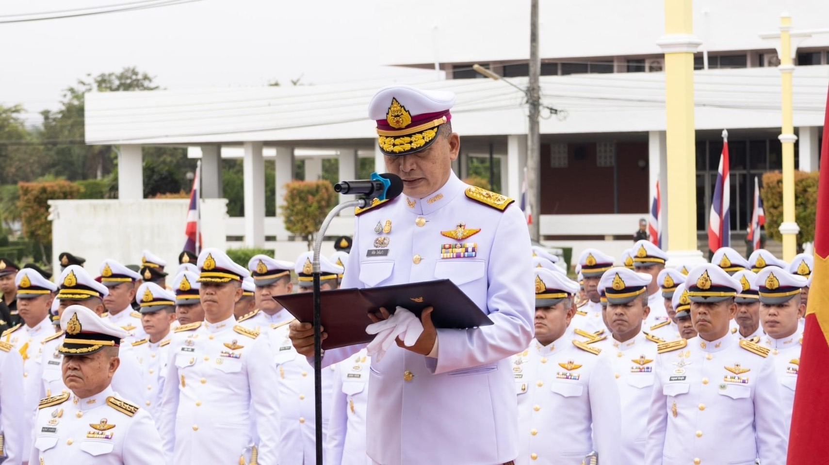 ร่วมพิธีถวายพวงมาลาสักการะพระบรมราชานุสาวรีย์ พระบาทสมเด็จพระจุลจอมเกล้าเจ้าอยู่หัว รัชกาลที่ ๕ ณ ลานพระบรมรูป ร.๕ ค่ายเทพสตรีศรีสุนทร ต.กะปาง อ.ทุ่งสง จ.นครศรีธรรมราช เนื่องใน"วันปิยมหาราช"