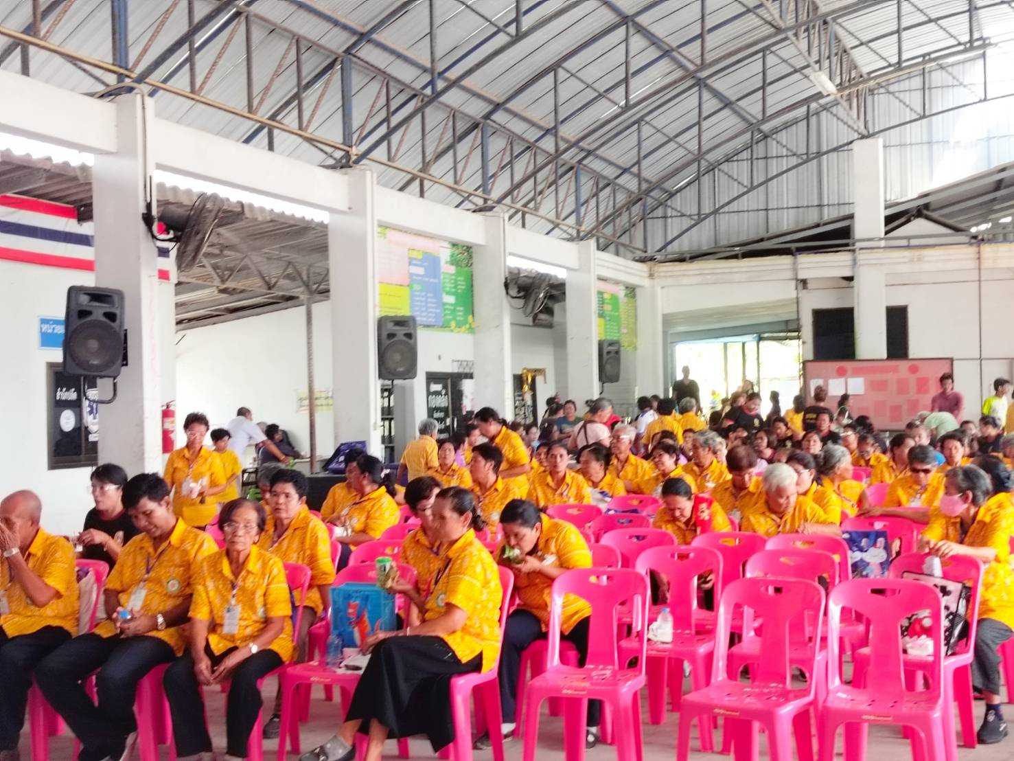 วันเสาร์ ที่28 ตุลาคม 2566 เวลา 13.30น. นายอภินันท์ ชนะภัย นายกเทศมนตรีตำบลกะปาง เป็นประธาน ร่วมด้วยสมาชิกสภาเทศบาล กำนัน ผู้ใหญ่บ้านตำบลกะปาง ประธานแม่บ้าน ประธานอสม. และหัวหน้ากลุ่มอาชีพ เพื่อร่วมปรึกษาหารือการพัฒนาคุณภาพชีวิต เพื่อลูก เพื่อหลาน ในการส่งเสริมอาชีพให้กับประชาชน แนวทางการจัดตั้งกลุ่มอาชีพ และหารือแนวทางการพัฒนาตำบลกะปางในรูปแบบต่างๆร่วมทั้งกิจกรรมแจกพันธ์ุไม้ให้กับผู้เข้าร่วมประชุมทุกท่าน