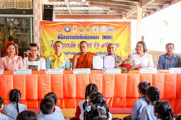 โครงการวัด ประชา รัฐ สร้างสุข ทำความสะอาดวัดกะโสมใต้  เพื่อความเป็นระเบียบเรียบร้อยและทัศนียภาพที่สวยงาม
วันพฤหัสบดี ที่ 4 มกราคม 2567 เวลา 10.00 น. นายอภินันท์ ชนะภัย นายกเทศมนตรีตำบลกะปาง  มอบหมายให้ นางสาวกัลญา รอดแก้ว รองปลัดเทศบาล นางณิชากานต์ พรหมเพศ หัวหน้าสำนักปลัดเทศบาล พร้อมด้วย 7 ภาคี เครือข่ายในตำบลกะปาง (ภาครัฐ ภาคศาสนา ภาควิชาการ ภาคเอน ภาคประชาชน ภาคประชาสังคม และภาคสื่อมวลชน) พร้อมด้วย ประชาชนจิตอาสา  ร่วมกันทำกิจกรรม ทำความสะอาดวัด โครงการวัด ประชา รัฐ สร้างสุข  ณ บริเวณวัดกะโสมใต้  ม.10  ต.กะปาง  อ.ทุ่งสง จ.นครศรีธรรมราช