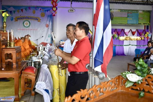🙏🌷กิจกรรมงานประเพณีทำบุญตักบาตรส่งท้ายปีเก่าต้อนรับปีใหม่ ประจำปี พ.ศ.2567
.........................................................
🌷ในวันที่ 28 ธันวาคม 2566 📍เวลา 08.30 น.
🌞นายอภินันท์ ชนะภัย นายกเทศมนตรีตำบลกะปาง เป็นประธานในพิธีทำบุญตักบาตรส่งท้ายปีเก่าต้อนรับปีใหม่ ณ อาคารศูนย์การเรียนรู้ชุมชนและลานกีฬาในร่ม  โดยมีคณะผู้บริหาร, สมาชิกสภาเทศบาล, ปลัดเทศบาล, รองปลัดเทศบาล, หัวหน้าส่วนราชการ, พนักงานเทศบาล, พนักงานจ้างเทศบาล, ผู้นำชุมชน และประชาชนเข้าร่วมกิจกรรมทำบุญตักบาตรข้าวสารอาหารแห้ง แก่พระภิกษุสงฆ์ จำนวน 9 รูป ในครั้งนี้ เพื่อร่วมสร้างบุญ เพิ่มพูนกุศล เสริมมงคลให้ชีวิต ต้อนรับปีศักราชใหม่ ปี พ.ศ.2567 
>>>🥰ในนามเทศบาลตำบลกะปาง 🎉🎊ขอส่งความสุข...ด้วยพรอันประเสริฐทุกประการ จงเป็นของทุกท่านตลอดปีและตลอดไป🎉🎊