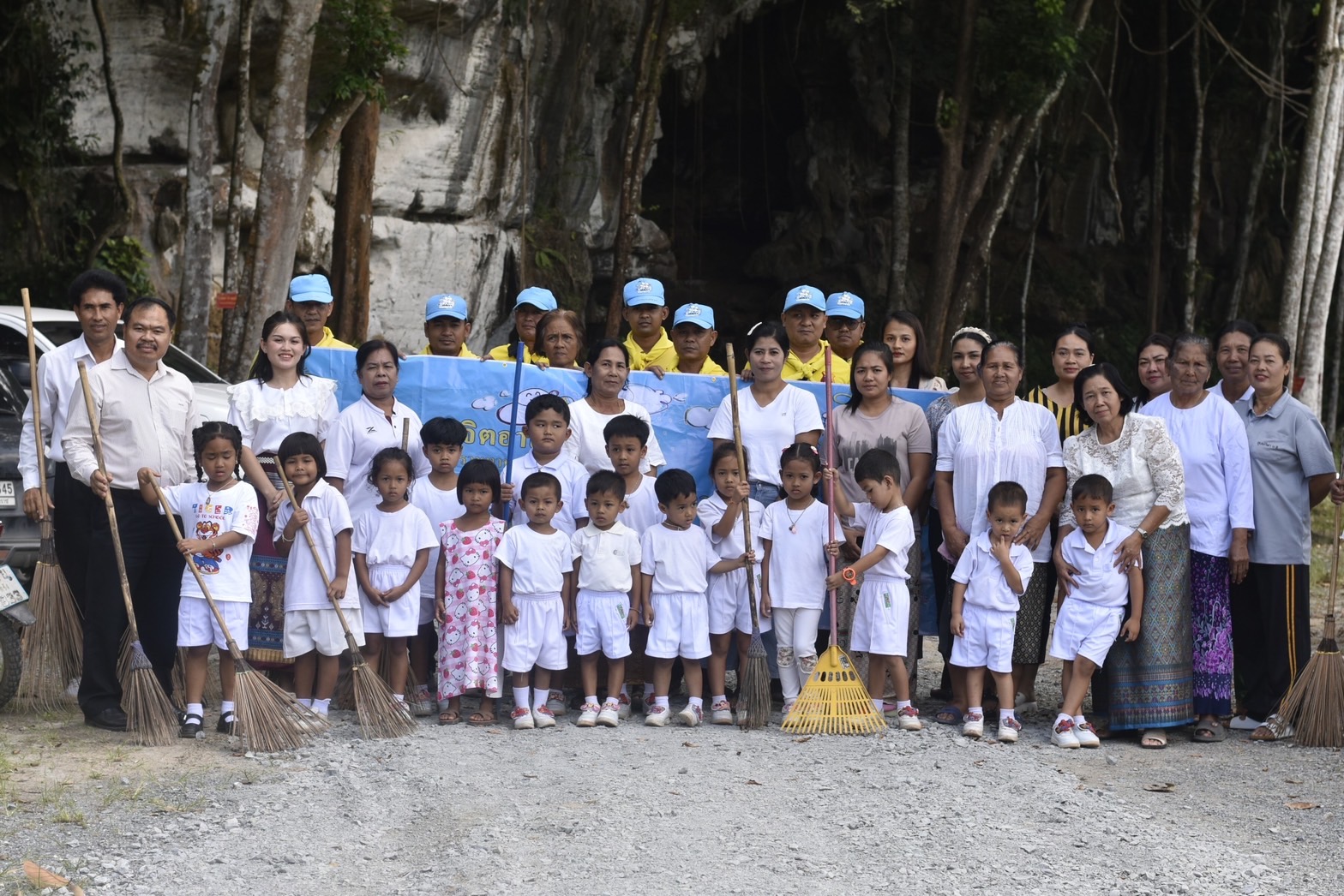 🙏🏻โครงการวัด ประชา รัฐ สร้างสุข ทำความสะอาดวัดกะโสม  เพื่อความเป็นระเบียบเรียบร้อยและทัศนียภาพที่สวยงาม
วันศุกร์ ที่ 2 กุมภาพันธ์ 2567  เวลา 10.00 น. นายอภินันท์ ชนะภัย นายกเทศมนตรีตำบลกะปาง พร้อมด้วย 7 ภาคี เครือข่ายในตำบลกะปาง (ภาครัฐ ภาคศาสนา ภาควิชาการ ภาคเอกชน ภาคประชาชน ภาคประชาสังคม และภาคสื่อมวลชน) พร้อมด้วย ประชาชนจิตอาสา  ร่วมกันทำกิจกรรม ทำความสะอาดวัด โครงการวัด ประชา รัฐ สร้างสุข  ณ บริเวณสำนักสงฆ์เวฬุวัน ม.8 ต.กะปาง  อ.ทุ่งสง จ.นครศรีธรรมราช