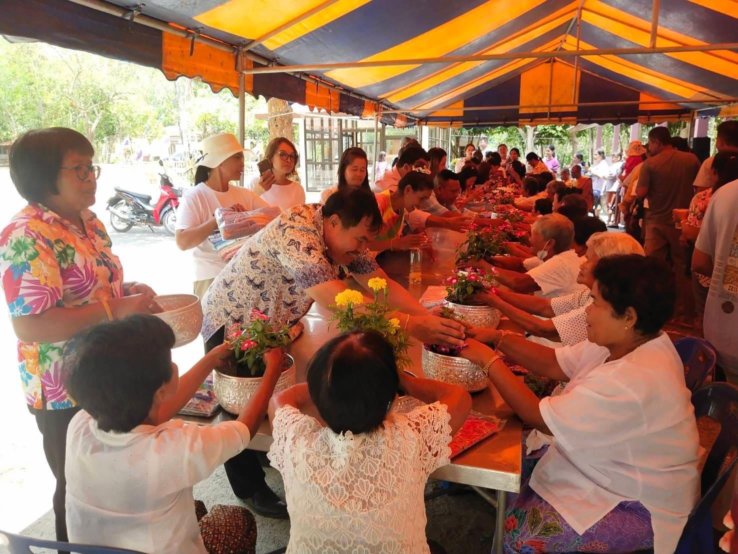 เมื่อวันที่ 11-13 เมษายน 2567  นายอภินันท์ ชนะภัย นายกเทศบาลตำบลกะปาง พร้อมด้วยคณะผู้บริหาร ประธานสภาเทศบาล สมาชิกสภาเทศบาล และพนักงานเทศบาลตำบลกะปางร่วมกิจกรรมสืบสานประเพณีสงกรานต์ สรงน้ำพระพุทธรูป และรดน้ำดำหัวขอพรจากผู้สูงอายุ เพื่อความเป็นสิริมงคล เนื่องในวันสงกรานต์หรือวันขึ้นปีใหม่ไทย ในพื้นที่ตำบลกะปาง อำเภอทุ่งสง จังหวัดนครศรีธรรมราช