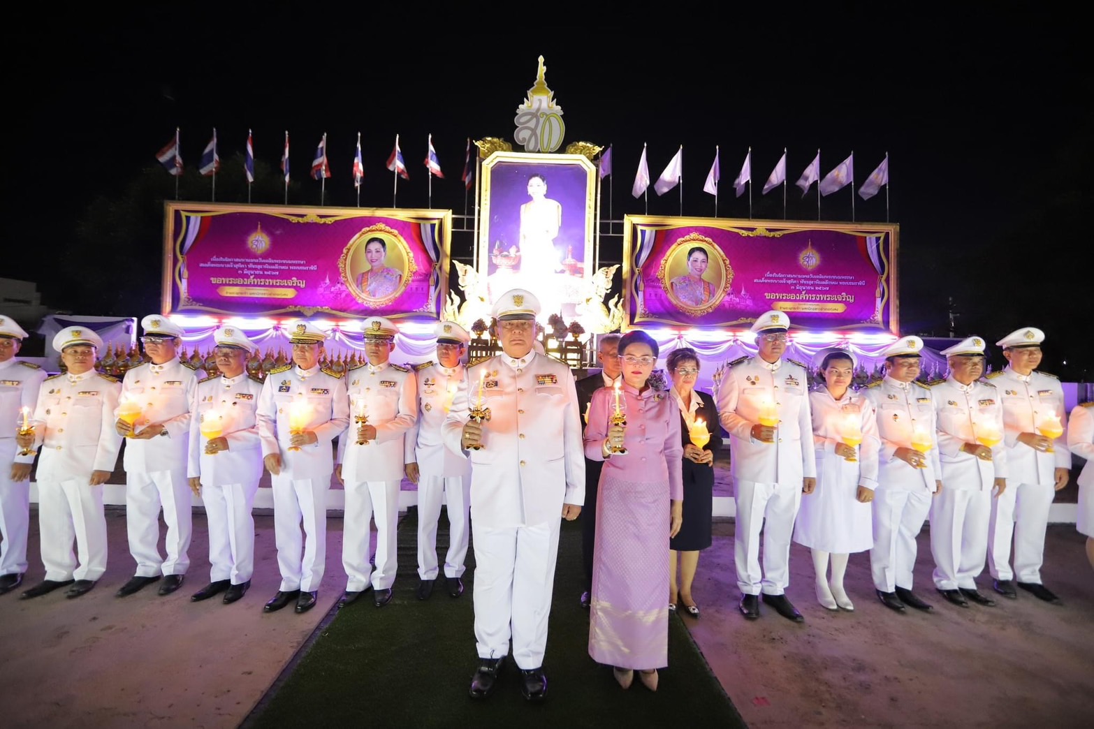 💜💛พิธีถวายเครื่องราชสักการะและวางพานพุ่ม และพิธีจุดเทียนถวายพระพรชัยมงคล เนื่องในโอกาสวันเฉลิมพระชนมพรรษา สมเด็จพระนางเจ้าฯ พระบรมราชินี 3 มิถุนายน 2567
-----------------------------------------
💜👑ในวันที่ 3 มิถุนายน 2567👑 เวลา 17.30 น.
👨‍💼นางวินิจ รัตนพันธ์ รองนายกเทศมนตรีตำบกะปาง พร้อมด้วยประธานสภาเทศบาล, สมาชิกสภาเทศบาล,หัวหน้าส่วนราชการ, พนักงานเทศบาล และพนักงานจ้างเทศบาลตำบลกะปาง เข้าร่วมพิธีถวายเครื่องราชสักการะและวางพานพุ่ม และพิธีจุดเทียนถวายพระพรชัยมงคล เนื่องในโอกาสวันเฉลิมพระชนมพรรษา สมเด็จพระนางเจ้าฯ พระบรมราชินี 3 มิถุนายน 2567 ณ สนามหน้าที่ว่าการอำเภอทุ่งสง จังหวัดนครศรีธรรมราช👉 โดยมีนายถิรนาท เอสะนาชาตัง นายอำเภอทุ่งสง เป็นประธานในพิธีฯ
💜ขอพระองค์ทรงพระเจริญ💜