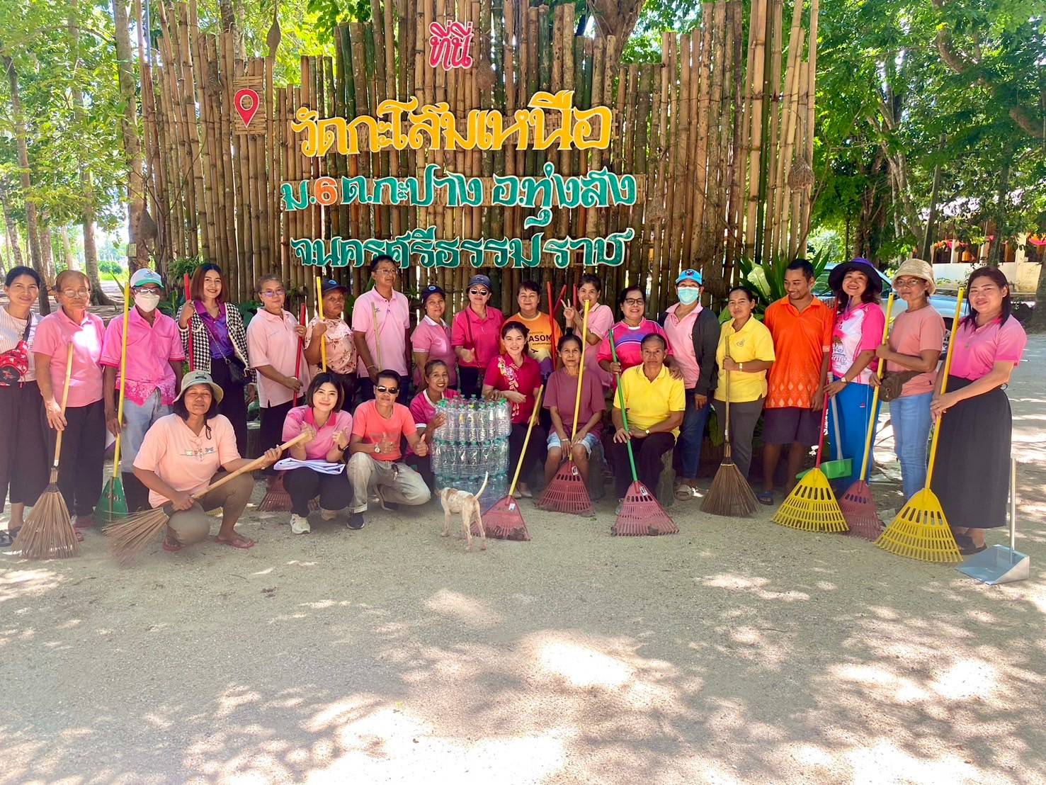 วันที่ 4 มิถุนายน 2567 เวลา 13.00 น. 
นายทรงยศ กรุณา รองนายกเทศมนตรีตำบลกะปาง มอบหมายให้งานสาธารณสุข พร้อมด้วย นายสัมพันธ์ ใจกระจ่าง ประธานสภาเทศบาลตำบลกะปาง นายชาตรี อุดมรัตนา กำนันตำบลกะปาง นายสิทธิพันธ์ อนันทมาศ หัวหน้าฝ่ายปกครอง และ อาสาสมัครท้องถิ่นรักษ์โลกตำบลกะปาง ลงพื้นที่ บำเพ็ญสาธารณะประโยชน์ตามโครงการขับเคลื่อนเครือข่ายอาสาสมัครท้องถิ่นรักษ์โลก(อถล.)ตำบลกะปาง ณ วัดกะโสมเหนือ  ม.6 ตำบลกะปาง อำเภอทุ่งสง จังหวัดนครศรีธรรมราช