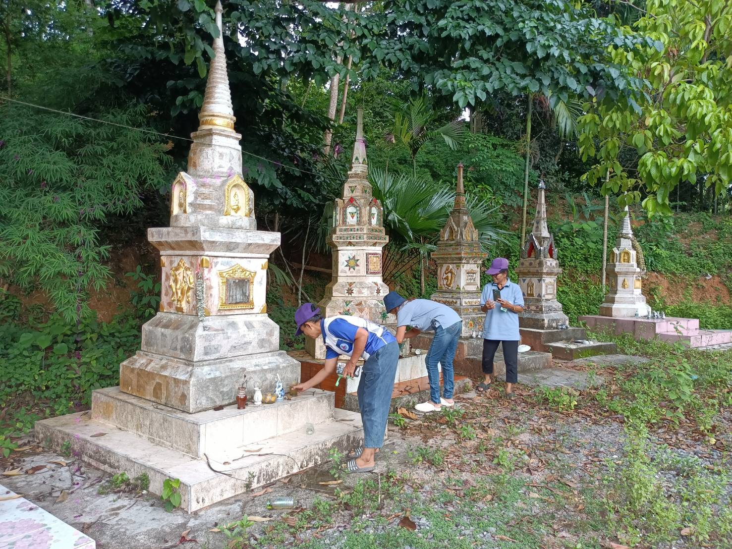 วันที่ 17 มิถุนายน 2567 เวลา 13.00 น. นายทรงยศ กรุณา รองนายกเทศมนตรีตำบลกะปาง มอบหมายให้ งานสาธารณสุข ร่วมกับ โรงพยาบาลส่งเสริมสุขภาพตำบลบ้านคลองตูก และอาสาสมัครสาธารณสุขประจำหมู่บ้าน ลงพื้นที่รณรงค์ป้องกันโรคไข้เลือดออกและมอบทรายอะเบทกำจัดลูกน้ำยุงลาย ตามโครงการรณรงค์ ป้องกัน และควบคุมโรคไข้เลือดออก ประจำปีงบประมาณ พ.ศ. 2567 ณ สำนักสงฆ์คลองตูกศรัทธาราม หมู่ที่ 2 ตำบลกะปาง