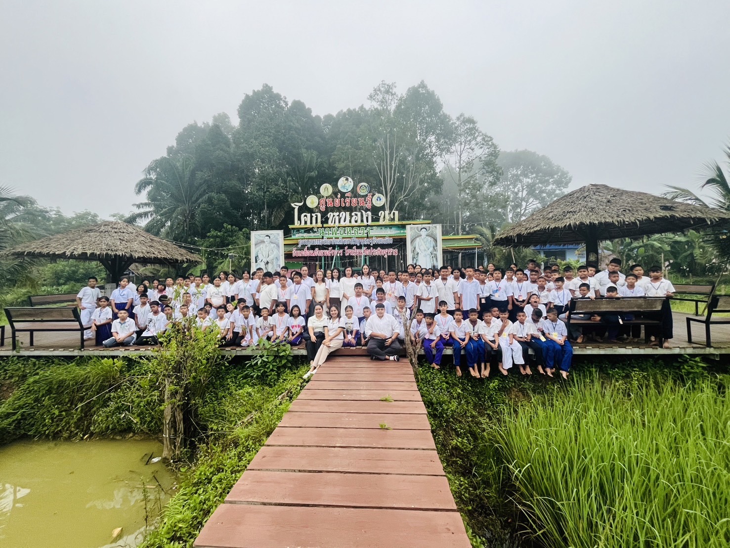 วันที่ 8 กรกฎาคม 2567 เวลา 08.30 น. นายทรงยศ กรุณา รองนายกเทศมนตรีตำบลกะปาง มอบหมายให้ นางสาวกัลญา รอดแก้ว รองปลัดเทศบาล เป็นประธานพิธีเปิดโครงการเข้าค่ายคุณธรรมจริยธรรม ประจำปี 2567 ระหว่างวันที่ 8-9 กรกฎาคม 2567 ณ วัดประดิษฐาราม ตำบลบางรูป อำเภอทุ่งใหญ่ จังหวัดนครศรีธรรมราช
ทั้งนี้เทศบาลตำบลกะปาง ร่วมกับ สถานศึกษาในเขตเทศบาลตำบลกะปาง