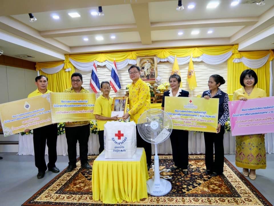 วันพฤหัสบดี ที่ 18 กรกฎาคม 2567 เวลา 10.00น. นายทรงยศ กรุณา รองนายกเทศมนตรีตำบลกะปาง มอบหมายให้นายชลิต ไทยทอง ปลัดเทศบาล และงานพัฒนาชุมชน ร่วมพิธีมอบบ้านเฉลิมพระเกียรติพระบาทสมเด็จพระเจ้าอยู่หัว เนื่องในโอกาสพระราชพิธีมหามงคลเฉลิมพระชนมพรรษา ๖ รอบ ๒๘ กรกฎาคม ๒๕๖๗  โดยมีนายขจรเกียรติ รักพานิชมณี ผู้ว่าราชการจังหวัดนครศรีธรรมราช เป็นประธานในพิธี และนางสาวพิมพ์รภัช ทิพย์ชวานนท์ พัฒนาสังคมและความมั่นคงของมนุษย์จังหวัดนครศรีธรรมราช กล่าวรายงานการจัดพิธีฯ ณ เทศบาลตำบลนาสาร อำเภอพระพรหม จังหวัดนครศรีธรรมราช