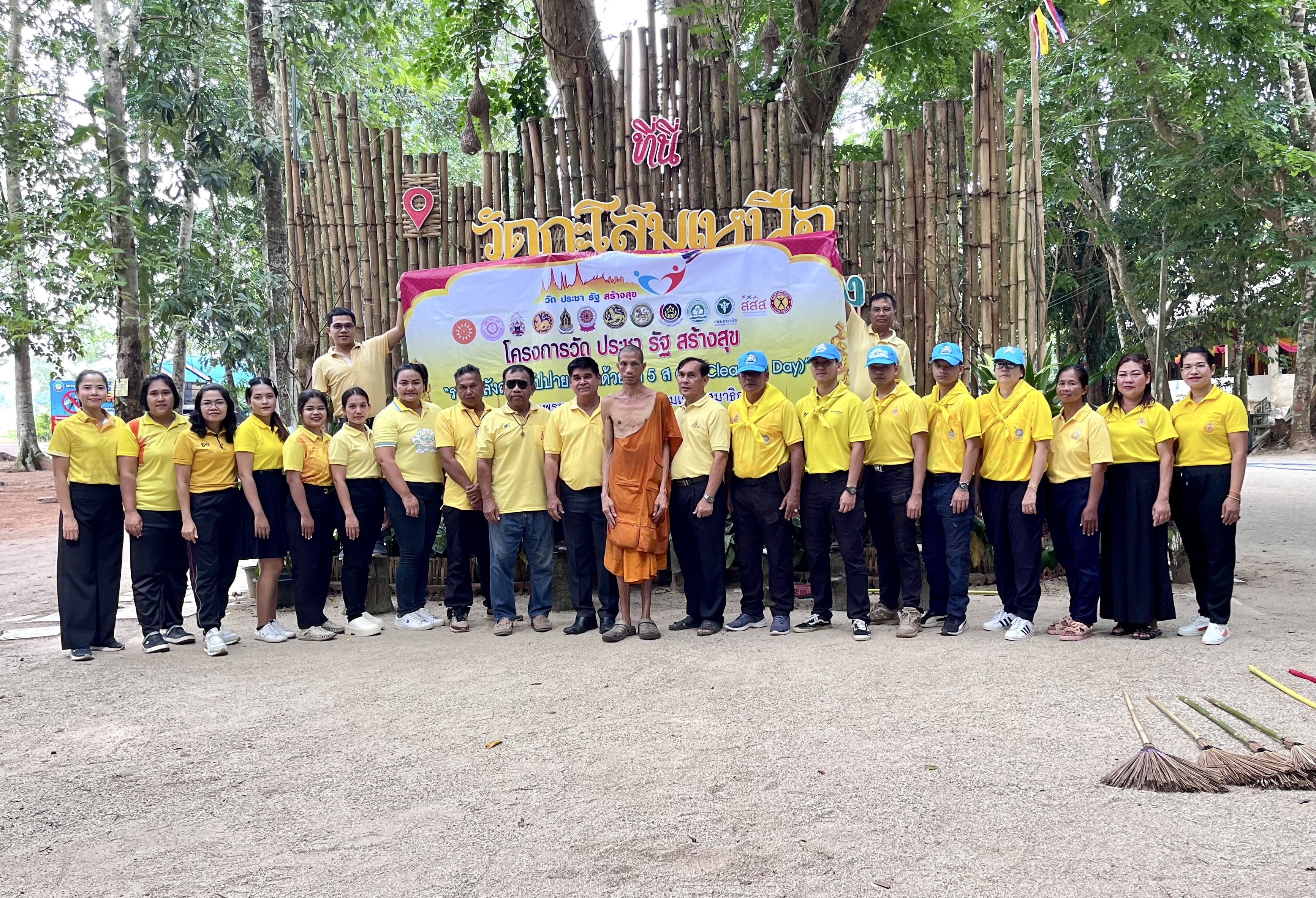 วันศุกร์ ที่26 เดือนกรกฎาคม พ.ศ. 2567 เวลา 09.00 น. นายทรงยศ กรุณา รองนายกเทศมนตรีตำบลกะปาง พร้อมด้วย สมาชิกสภาเทศบาล ข้าราชการ พนักงานเทศบาล อาสาสมัครท้องถิ่นรักษ์โลก และสถานีตำรวจภูธรกะปาง ร่วมทำกิจกรรม โครงการวัด ประชา รัฐ สร้างสุข รวมพลังสร้างสัปปายะสู่วัดด้วยวิถี 5ส(Big Cleaning Day) ณ วัดกะโสมเหนือ ม.6 ต.กะปาง อ.ทุ่งสง จ.นครศรีธรรมราช