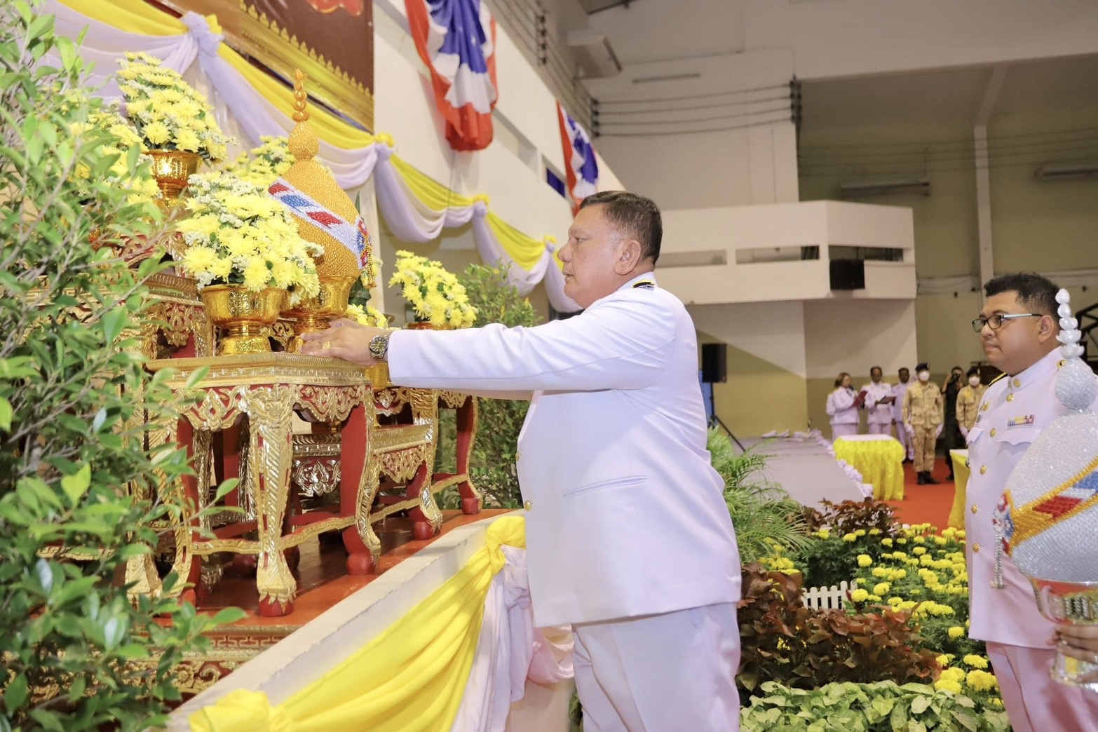 พิธีถวายเครื่องราชสักการะ พิธีจุดเทียนถวายพระพรชัยมงคล และกิจกรรมเดินเทิดพระเกียรติ เนื่องในโอกาสพระราชพิธีมหามงคลเฉลิมพระชนมพรรษา ๖ รอบ ๒๘ กรกฎาคม ๒๕๖๗ 
-วันอาทิตย์ที่ ๒๘ กรกฎาคม ๒๕๖๗ 
นายทรงยศ กรุณา รองนายกเทศมนตรีตำบลกะปาง มอบหมายให้นางสาวกัลญา รอดแก้ว รองปลัดเทศบาล สมาชิกสภาเทศบาล หัวหน้าส่วนราชการ พนักงานเทศบาล ลูกจ้างประจำ ครูศูนย์พัฒนาเด็กเล็ก และพนักงานจ้างเทศบาลตำบลกะปาง
ร่วมพิธีถวายเครื่องราชสักการะ และพิธีจุดเทียนถวายพระพรชัยมงคล   เนื่องในโอกาสพระราชพิธีมหามงคลเฉลิมพระชนมพรรษา ๖ รอบ ๒๘ กรกฎาคม ๒๕๖๗ โดยมี นายถิรนาท เอสะนาชาตัง นายอำเภอทุ่งสง เป็นประธานในพิธี พร้อมด้วย นางเบญจมาศ เอสะนาชาตัง นายกกิ่งกาชาดอำเภอทุ่งสง ข้าราชการทหาร ตำรวจ ตุลาการศาล ผู้แทนจากหน่วยงานภาครัฐ รัฐวิสาหกิจ ภาคเอกชน ชุมชน สถาบันการศึกษา นักเรียน นักศึกษา กลุ่ม/ชมรมต่าง ๆ และพสกนิกรชาวอำเภอทุ่งสงเข้าร่วมในพิธีฯ เพื่อร่วมกันแสดงถึงพลังแห่งความจงรักภักดี น้อมสำนึกในพระมหากรุณาธิคุณ และถวายพระพรชัยมงคลเนื่องในโอกาสพระราชพิธีมหามงคลเฉลิมพระชนมพรรษา ๖ รอบ ๒๘ กรกฎาคม ๒๕๖๗