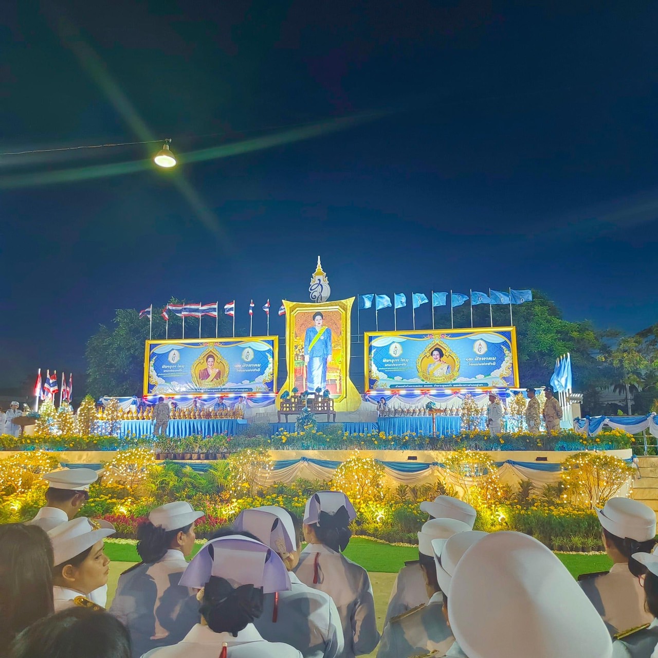 พิธีถวายเครื่องราชสักการะและพิธีจุดเทียนถวายพระพรชัยมงคล เนื่องในโอกาสวันเฉลิมพระชนมพรรษาสมเด็จพระนางเจ้าสิริกิติ์ พระบรมราชินีนาถ พระบรมราชชนนีพันปีหลวง 

วันจันทร์ที่ 12 สิงหาคม 2567 เวลา 17.30 น. ณ สนามหน้าที่ว่าการอำเภอทุ่งสง นายทรงยศ กรุณา  รองนายกเทศมนตรี รักษาราชการแทน นายกเทศมนตรีตำบลกะปาง มอบหมายให้ สมาชิกสภาเทศบาล หัวหน้าส่วนราชการ พนักงานเทศบาล และพนักงานจ้างเทศบาลเมืองทุ่งสง ร่วมพิธีถวายเครื่องราชสักการะและพิธีจุดเทียนถวายพระพรชัยมงคล เนื่องในโอกาสวันเฉลิมพระชนมพรรษาสมเด็จพระนางเจ้าสิริกิติ์ พระบรมราชินีนาถ พระบรมราชชนนีพันปีหลวง 12 สิงหาคม 2567 โดยมี นายถิรนาท เอสะนาชาตัง นายอำเภอทุ่งสง เป็นประธานในพิธี