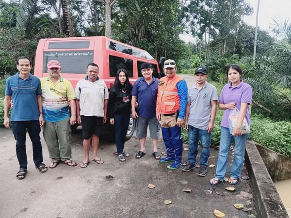 💧🔊🚨 14 ธันวาคม พ.ศ.2567 
นายทรงยศ กรุณา รองนายกเทศมนตรี รักษาราชการแทนนายกเทศมนตรีตำบลกะปาง  พร้อมด้วย งานป้องกันและบรรเทาสาธารณภัย และ นายณฐพล สุชาติพงษ์ หัวหน้าสำนักงานป้องกัน จ.นครศรีธรรมราช สาขาทุ่งใหญ่ ลงพื้นแก้ไขน้ำท่วม และสำรวจติดตามปริมาณมวลน้ำแต่ละพื้นที่ เพื่อเร่งระบายน้ำที่ท่วมขังอย่างรวดเร็วที่สุด ทั้งนี้ขอให้ประชาชนในพื้นที่ตำบลกะปาง ติดตามข่าวอย่างใกล้ชิด ✌🏻