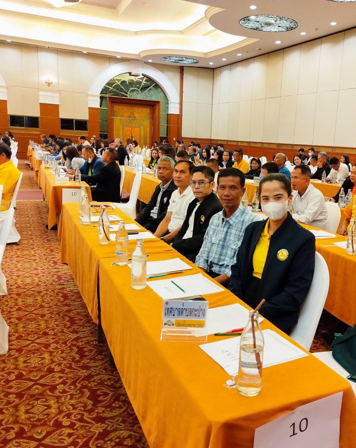 📢 วันพุธที่ 26 มีนาคม 2568 นายอุทัย จงสวัสดิ์ นายกเทศมนตรีตำบลกะปาง มอบหมายให้
🌱 นายชลิต ไทยทอง ผอ.กกต.ประจำ ทต.กะปาง พร้อมด้วย
🌱 นายชำนาญ เกิดบัวทอง กกต.ประจำ ทต.กะปาง
🌱 นายอภิชาติ แก่นแก้ว
กกต.ประจำ ทต.กะปาง
🌱 นายสามารถ ทองคำ หน.ฝ่ายอำนวยการ
🌱 น.ส.วราภรณ์ ใจกระจ่าง
นักจัดการงานทั่วไป

💐 เข้าร่วมการประชุมชี้แจงคณะกรรมการการเลือกตั้งประจำเทศบาล ผู้อำนวยการการเลือกตั้งประจำเทศบาล และเจ้าหน้าที่ผู้ปฏิบัติงานการเลือกตั้งเทศบาลของจังหวัดนครศรีธรรมราช โดยมี นายสมชาย ลีหล้าน้อย ผู้ว่าราชการจังหวัดนครศรีธรรมราช กล่าวต้อนรับ และ นายธนกฤต นาคจารุพงษ์ ผู้อำนวยการสำนักงานคณะกรรมการการเลือกตั้งประจำจังหวัดนครศรีธรรมราช หัวหน้าส่วนราชการ เข้าร่วมประชุม ณ ห้องประชุมบงกชรัตน์ โรงแรมทวินโลตัส จังหวัดนครศรีธรรมราช 
🌸🌸🌸🌸🌸🌸🌸🌸🌸🌸