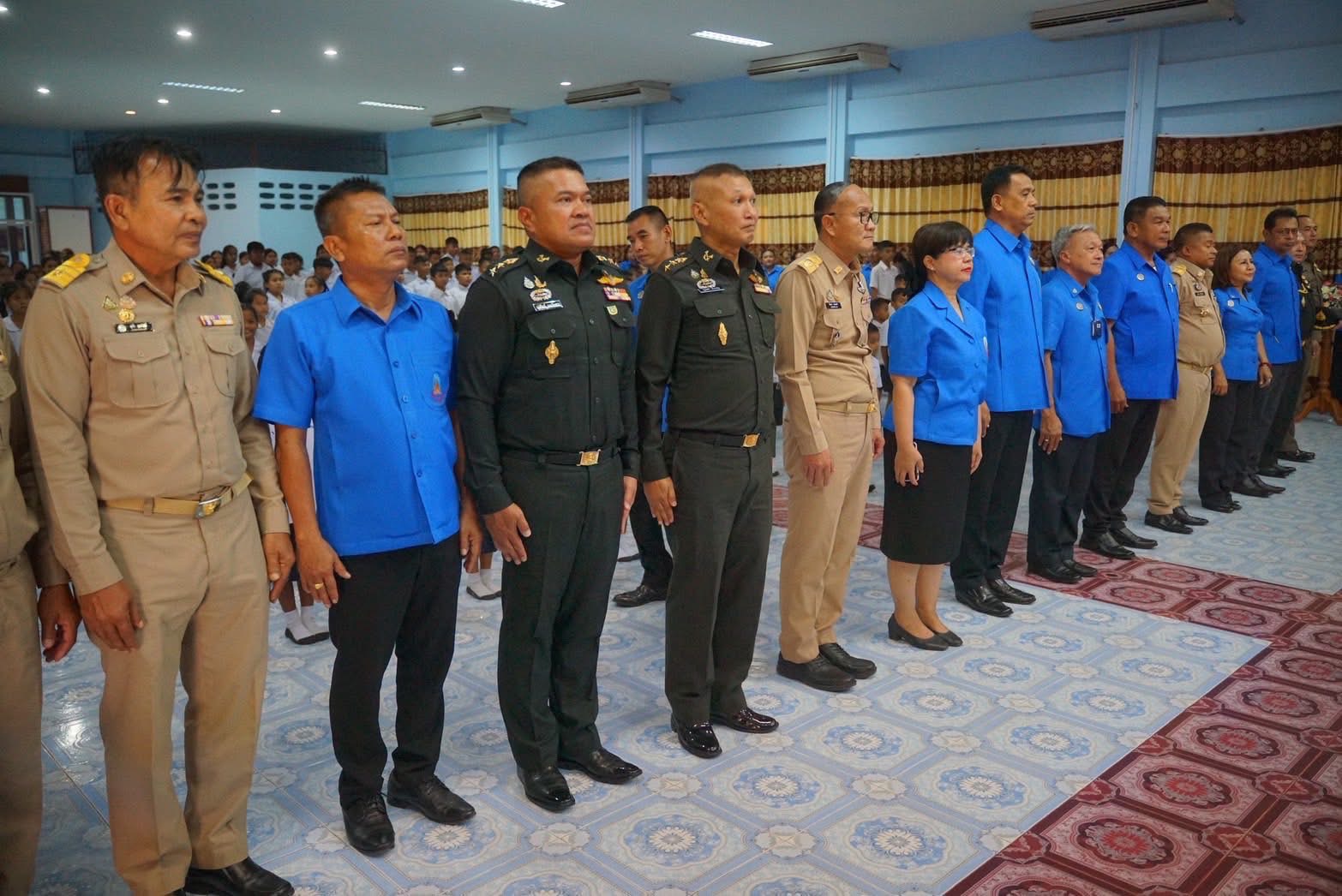 องคมนตรี ตรวจเยี่ยมโรงเรียนราชประชานุเคราะห์ 6 ในพื้นที่ตำบลกะปาง อำเภอทุ่งสง จังหวัดนครศรีธรรมราช          วันศุกร์ ที่6 กันยายน 2568 เวลา 13.30 น. นายอุทัย จงสวัสดิ์ นายกเทศมนตรีตำบลกะปาง พร้อมด้วย คณะผู้บริหาร สมาชิกสภาเทศบาลตำบลกะปาง กำนัน ผู้ใหญ่บ้าน ได้ให้การต้อนรับและเข้าร่วมการตรวจเยี่ยม ของท่านองคมนตรี พลเรือเอกพงษ์เทพ หนูเทพ องคมนตรี ในฐานะประธานกรรมการบริหารมูลนิธิราชประชานุเคราะห์ ในพระบรมราชูปถัมภ์    โดยมีนายสมชาย ลีหล้าน้อย  ผู้ว่าราชการจังหวัดนครศรีธรรมราช  นายอำเภอทุ่งสง พัฒนาสังคมและความมั่นคงของมนุษย์จังหวัด ป้องกันและบรรเทาสาธารณะภัยจังหวัด หัวหน้าส่วนราชการ อาจารย์ นักเรียน ร่วม ให้การต้อนรับในครั้งนี้ด้วย สำหรับโรงเรียนราชประชานุเคราะห์ 6 ตำบลกะปาง อำเภอทุ่งสง จังหวัดนครศรีธรรมราช เดิมชื่อโรงเรียนประชาบาลตำบลกะปาง 1 ก่อตั้งเมื่อปี 2476 บนพื้นที่ หมู่ 3 ตำบลกะปาง อำเภอทุ่งสง ปัจจุบันโรงเรียนให้บริการทางการศึกษา ตั้งแต่ระดับชั้นอนุบาล1 ถึงชั้นมัธยมศึกษาปีที่ 3 มีนักเรียน จำนวน 382 คน  ครูและบุคลากรทางการศึกษา จำนวน 29 คน มีนายรัตน์ธนชัช  เลื่อนแก้ว เป็นผู้อำนวยการโรงเรียน โอกาสเดียวกันนี้ องคมนตรี ชื่นชมคณะครู นักเรียน ที่มีการพัฒนาทำให้มีผลการเรียนการสอนที่ดีขึ้น โอกาสนี้ พระบาทสมเด็จพระเจ้าอยู่หัว และสมเด็จพระนางเจ้าฯ พระบรมราชินี ทรงพระกรุณาโปรดเกล้าโปรดกระหม่อมให้ องคมนตรี เชิญสิ่งของพระราชทาน  ประกอบด้วย กระเป๋านักเรียน และผ้าห่ม อุปกรณ์กีฬา ไปมอบให้แก่นักเรียนโรงเรียนราชประชานุเคราะห์ 6 ด้วย